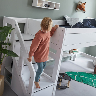 Lifetime Kidsrooms Halbhohes Bett 120x200 mit Treppe und Deluxe Lattenrost weiss